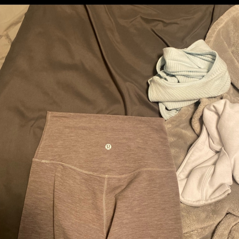 Lululemon aligns size 4